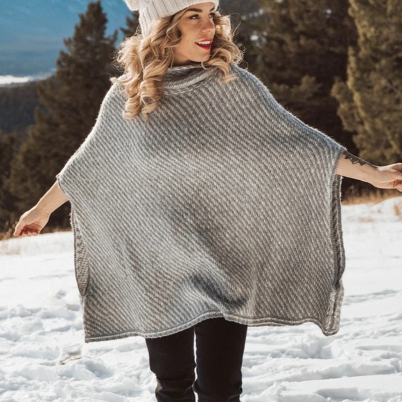 LOVESTITCH Lena Poncho ~ NWOT - Picture 5 of 11